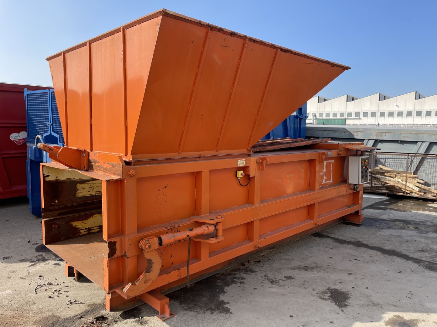 Pressa Stazionaria US-352 + 2 Container per Pressa US-353 e US-354 Usati