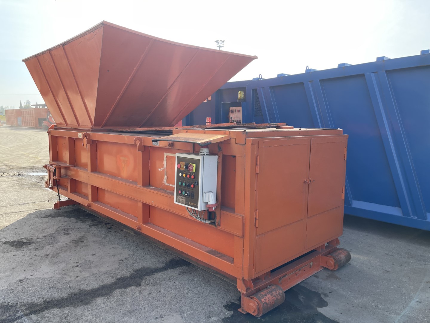 Pressa Stazionaria US-352 + 2 Container per Pressa US-353 e US-354 Usati – Image 5